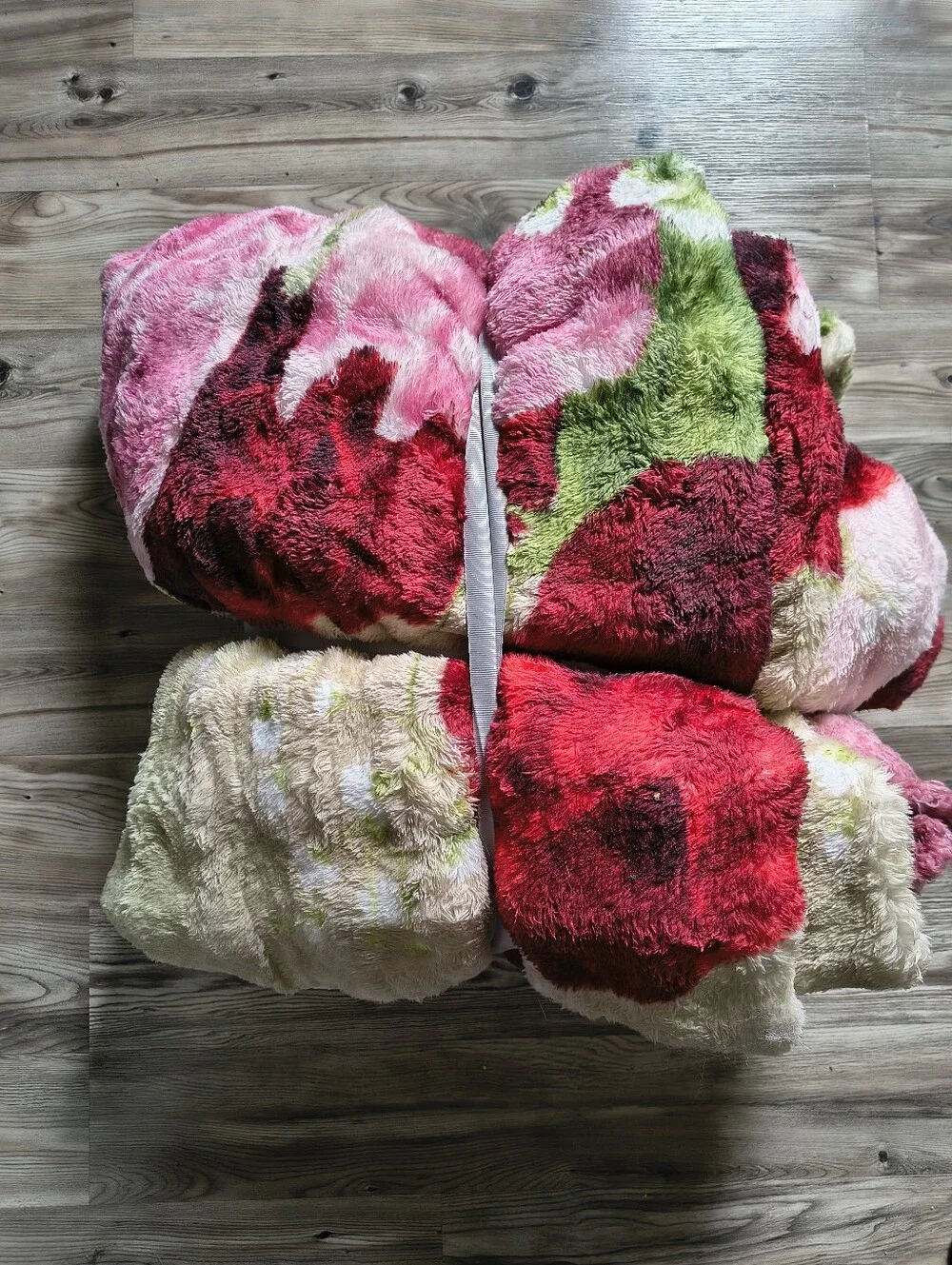 AKMI Textiles King Sized Soft Blanket Red Green Floral